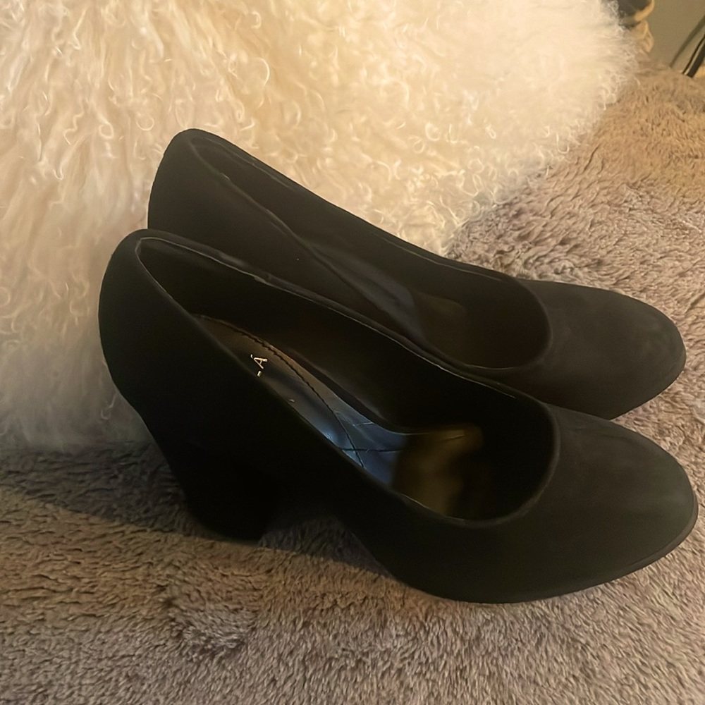 Isola gently worn black suede chunk heels.
